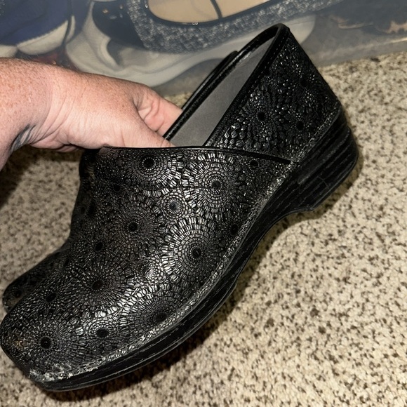 Dansko women’s black and silver medallion Embossed XP Clogs size 41 (10.5-11) - Picture 3 of 8